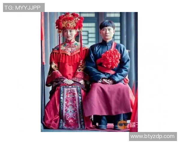 柳岩与足球明星亲密合影展现运动魅力与时尚风采的完美结合